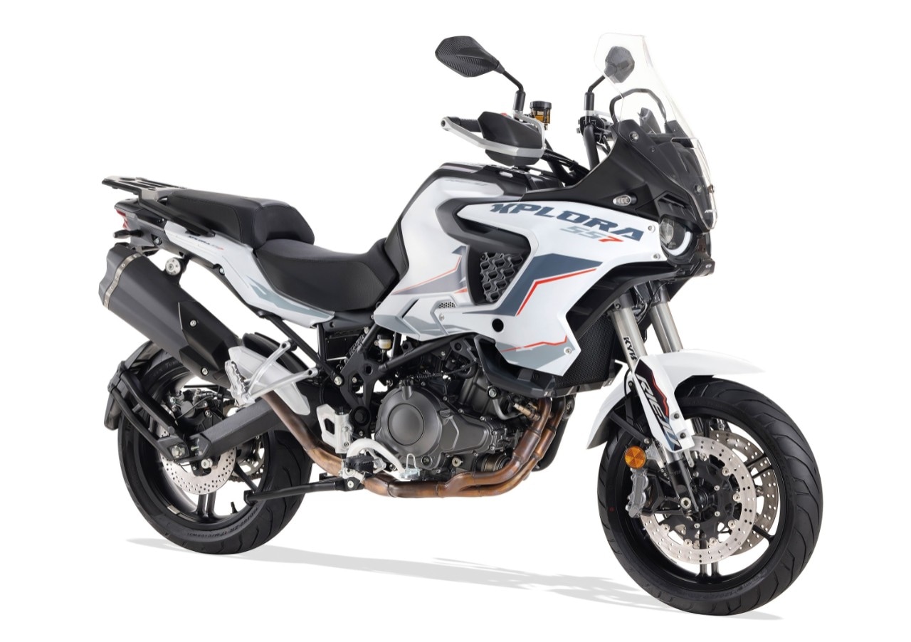 <div class='descrGalleryTitle'>Xplora 557</div><div class='descrGalleryText'><p>I più attenti lo avranno già notato. Questa Xplora 557 altro non è che la<b> MV Lucky Explorer 5.5 </b>sotto mentite spoglie, anche nota come Benelli TRK 502. Insomma, l’ennesima maniera per proporre un modello già visto, un po’ tipo gioco delle tre carte. Viene abolito il progetto da parte di MV, la moto, tale e quale, viene riesumata a marchio Rieju. Niente di male, per carità, si tratterà in ogni caso di una <b>crossover economica ed efficace</b> sicuramente in grado di fare bene a livello di vendite. Dopotutto, se tralasciamo i 218 kg a secco per una potenza da A2, l’impatto estetico non è affatto male.</p>
</div>